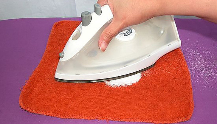 Để làm sạch bàn là, bạn có thể đổ muối vào một chiếc khăn rồi ủi nóng trên muối.