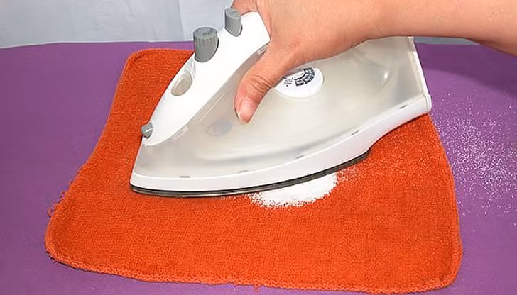 Để làm sạch bàn là, bạn có thể đổ muối vào một chiếc khăn rồi ủi nóng trên muối.