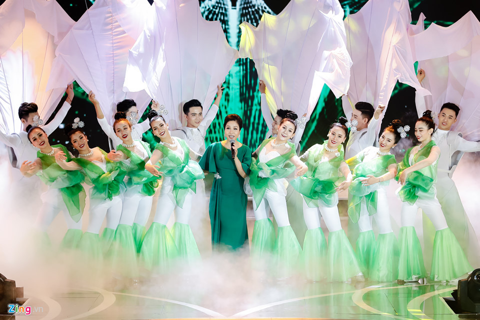 Nữ ca sĩ Mỹ Linh mang tiết mục màu sắc huyền ảo trên sân khấu với ca khúc Hương ngọc lan.