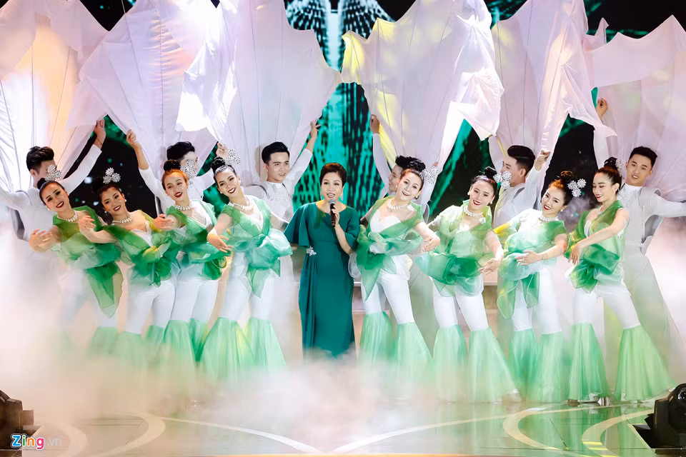 Nữ ca sĩ Mỹ Linh mang tiết mục màu sắc huyền ảo trên sân khấu với ca khúc Hương ngọc lan.