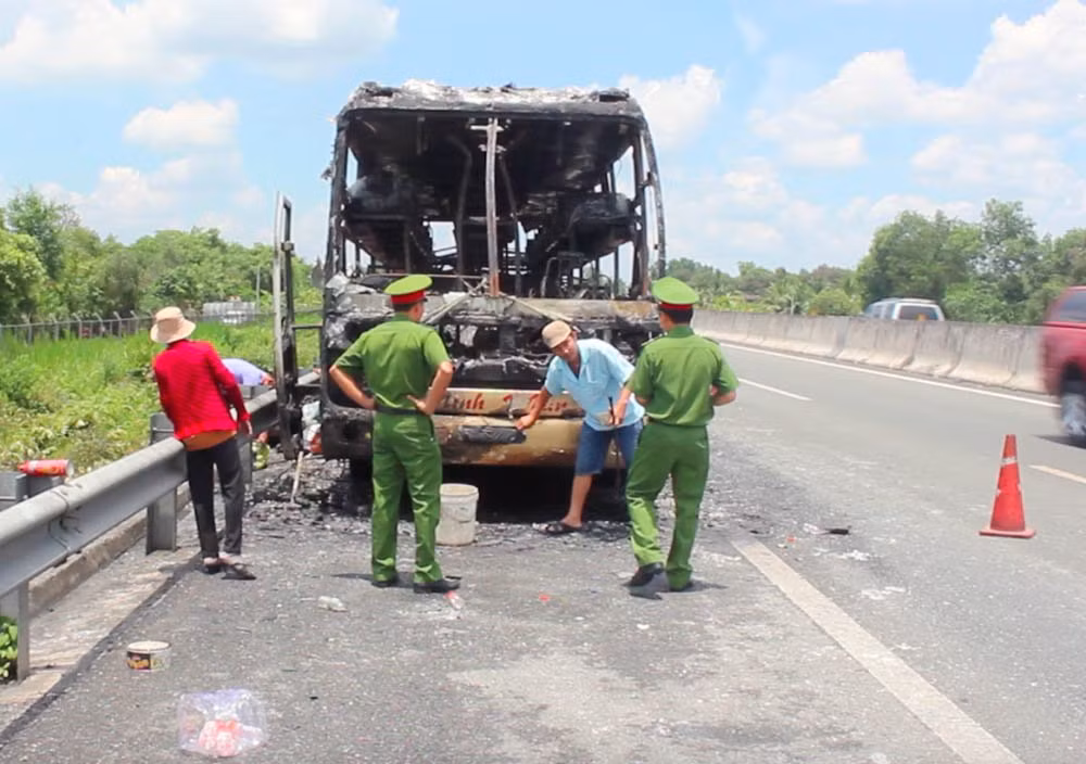 Lực lượng công an có mặt tại hiện trường để điều tra nguyên nhân vụ cháy. Ảnh: Viễn Đông.