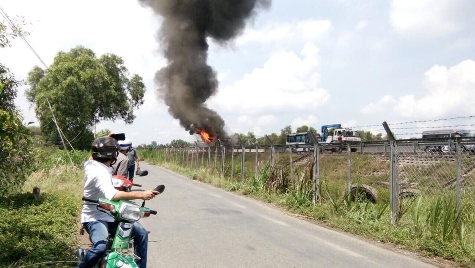 Vụ cháy khiến hành khách trên xe hoảng loạn. Ảnh: Thanh Thống.