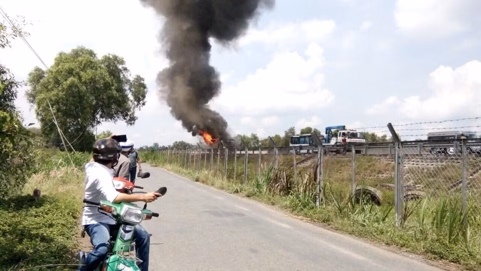 Vụ cháy khiến hành khách trên xe hoảng loạn. Ảnh: Thanh Thống.