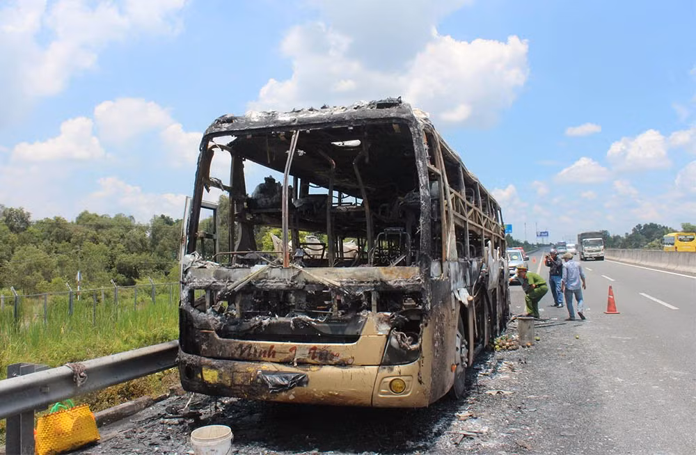 Chiếc xe khách bị cháy rụi. Ảnh: Viễn Đông.