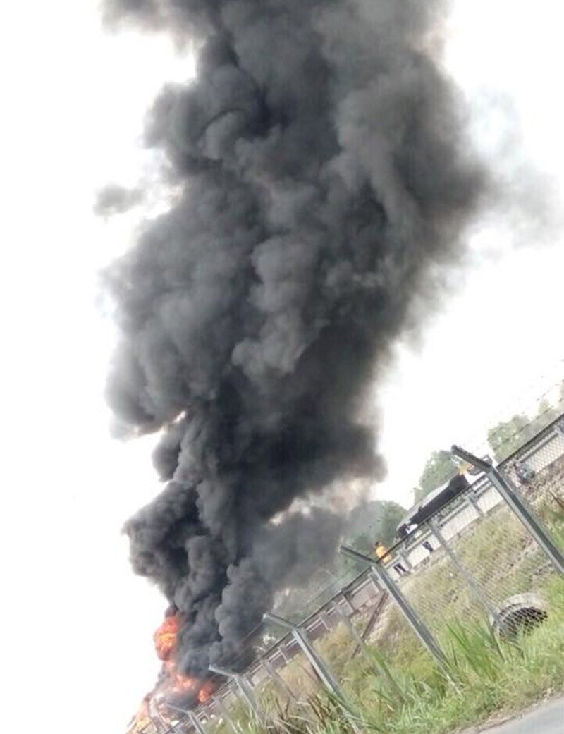 Chiếc xe khách đang lưu thông trên cao tốc Trung Lương - TP HCM bất ngờ bốc cháy dữ dội. Ảnh Thanh Thống.