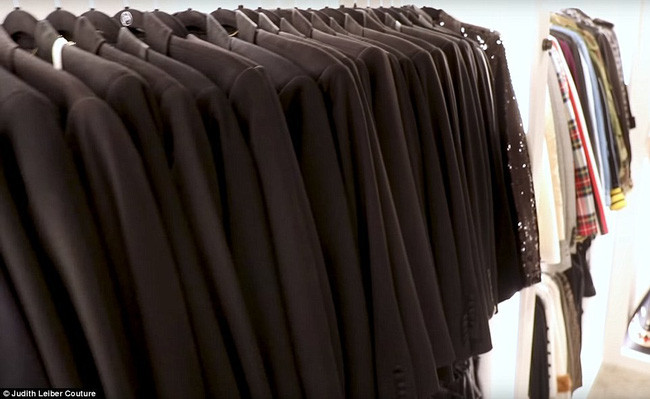 Về áo blazer đen, bà Kris dự trữ hẳn 25 chiếc với các phom dáng khác nhau, mặc trong từng dịp khác nhau.