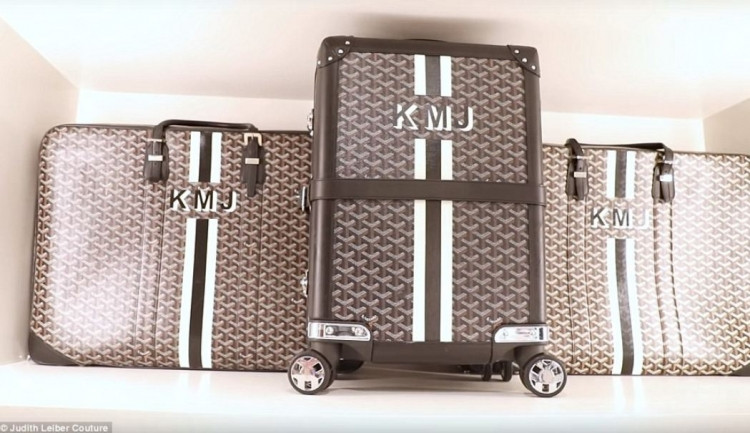 Hàng vali hàng hiệu được đặt riêng với chữ cái viết tắt tên chủ nhân.