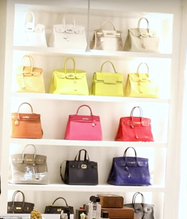 Trên kệ túi Hermes đáng giá của Kriss, riêng mẫu túi Himalya trắng đắt đỏ hiếm có trên thế giới mà mẹ Kim Kardashian sở hữu tận 2 chiếc thuộc 2 dòng khác nhau thì cũng biết độ chịu chơi của bà thế nào.