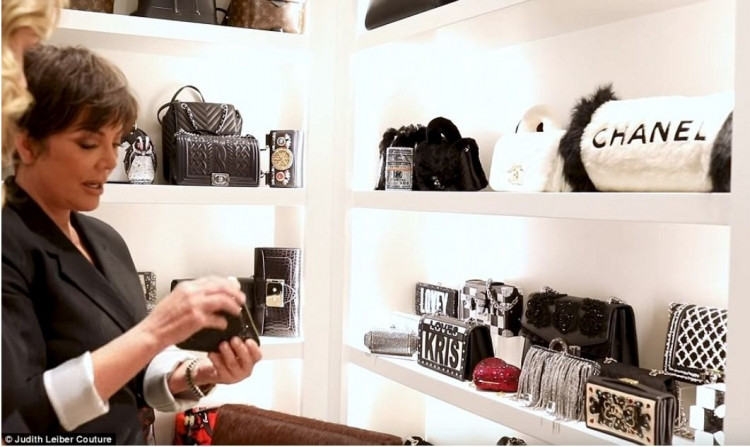 Một góc clutch, bóp dự tiệc lấp lánh của người phụ nữ 62 tuổi.