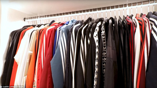 Cả áo khoác thể thao trùm đầu giới trẻ ưa chuộng thì Kriss cũng đã nhanh chóng sưu tập đủ bộ sưu tập đầy màu sắc.