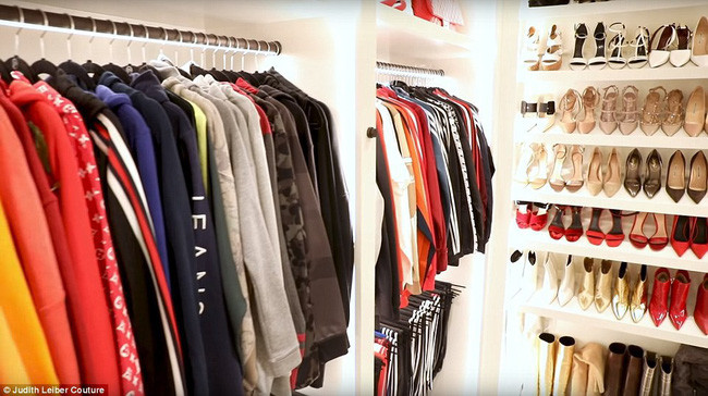 Đâu chỉ giày sneaker, Kris còn thích mặc áo hoodie vì cho rằng đây là item thoải mái, tiện lợi lại trẻ trung nữa.