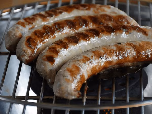 Xúc xích chứa lượng chất béo bão hòa và natri cao. 100 gram xúc xích chứa 301 calo, có thể làm tắc nghẽn các động mạch, gây ra bệnh tim.