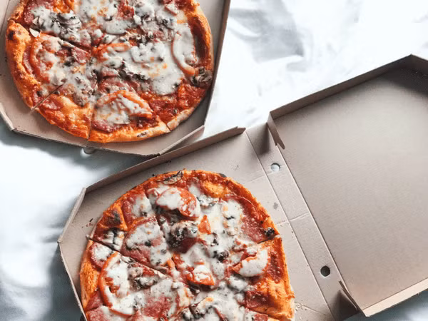 Pizza là một thực phẩm nguy hiểm có hại cho tim bạn. Nó chứa hàm lượng chất béo bão hòa và natri cao, có thể gây tổn thương trái tim và tăng cholesterol.