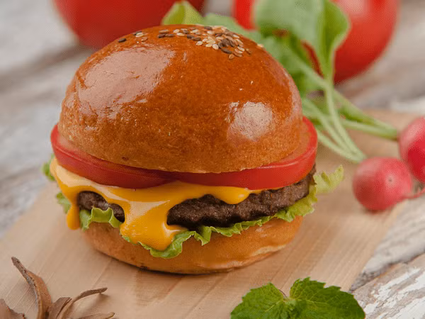 Mỗi chiếc bánh burger chứa 29 gram chất béo, 540 calo và 1040 mg natri, điều này nguy hiểm cho trái tim của bạn nếu ăn với số lượng lớn.