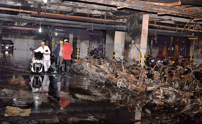 Xe máy bị cháy rụi trong tầng hầm chung cư Carina Plaza - Ảnh: XUÂN HƯNG.