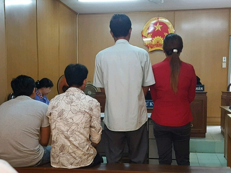 Bị cáo D. (áo đỏ) tại phiên tòa phúc thẩm. Ảnh: TV