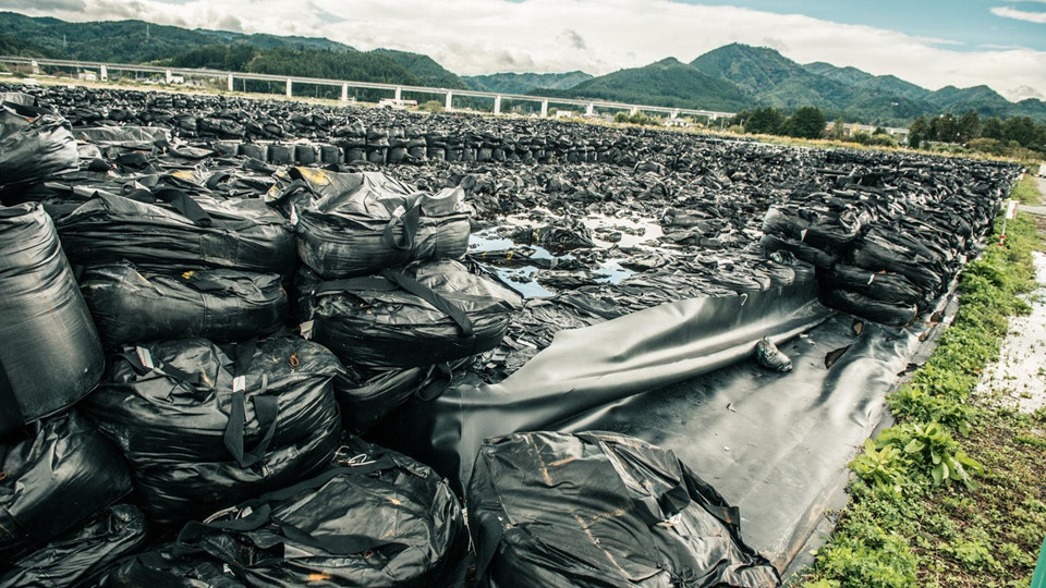 Đến năm 2016, Nhật Bản đã dỡ bỏ lệnh di tản ở nhiều vùng ở Fukushima, nhưng chỉ có khoảng 15% người dân quay trở lại đây sinh sống dù được trợ cấp mỗi tháng. Trong hình là những túi đen chứa đất nhiễm phóng xạ xếp chồng để tiết kiệm diện tích.