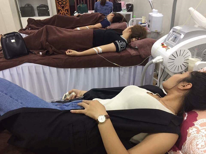 Chị em sử dụng dịch vụ truyền trắng rất đông tại một spa ở Hà Nội. Ảnh: Facebook.