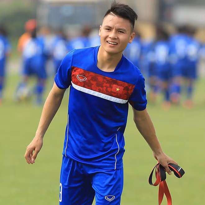 Sau thủ môn Bùi Tiến Dũng, tiền vệ Nguyễn Quang Hải trở thành người hùng trong trận đấu quan trọng đưa Việt Nam vào chung kết.