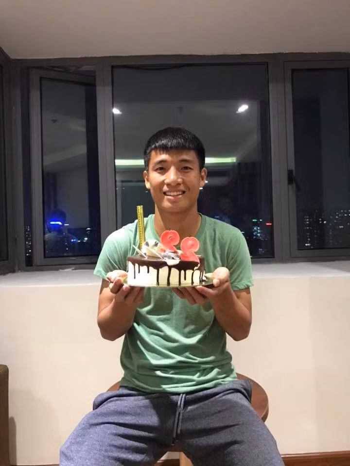 Những hình ảnh đời thường của chàng cầu thủ mang áo số 4 đang được dân mạng quan tâm.