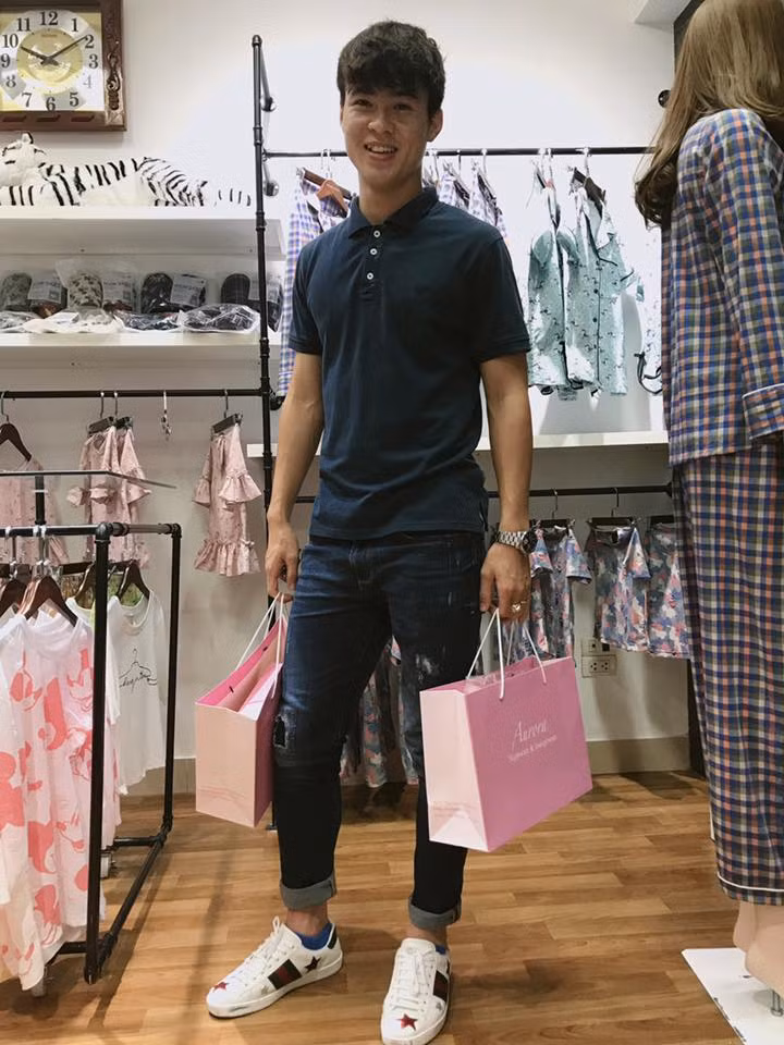 Chàng cầu thủ điển trai cũng thường đầu tư cho mua sắm thời trang.