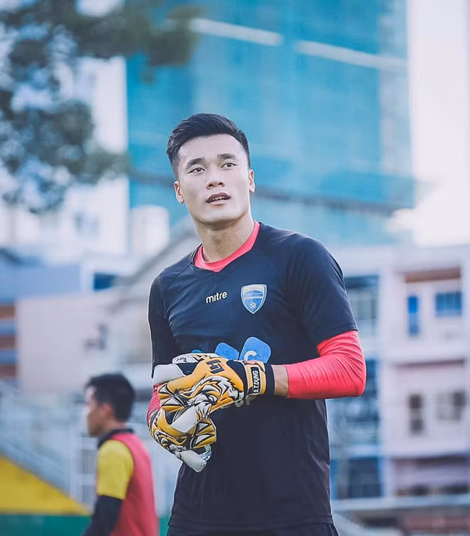 Cái tên của thủ môn Bùi Tiến Dũng khiến dân tình phát cuồng sau trận đấu quan trọng đưa U23 Việt Nam vào chung kết. Chàng trai sinh năm 1996 này còn khiến dân mạng yêu mến bởi vẻ đẹp trai và phong cách ăn mặc chất lừ.