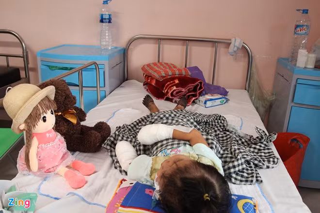 Việc một số thông tin cho rằng bé Thư bị bệnh than, liên cầu lợn… là không chính xác . Ảnh: HQ.