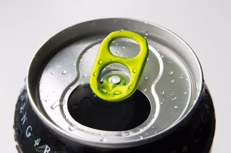 Nước tăng lực cũng có độ axit cao, độ pH thấp và hàm lượng đường cao. Điều này khiến răng bạn bị ăn mòn và gây sâu răng.