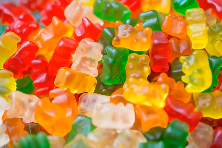 Bạn cũng nên tránh các loại kẹo dẻo bởi vì chúng có thể làm hỏng răng.