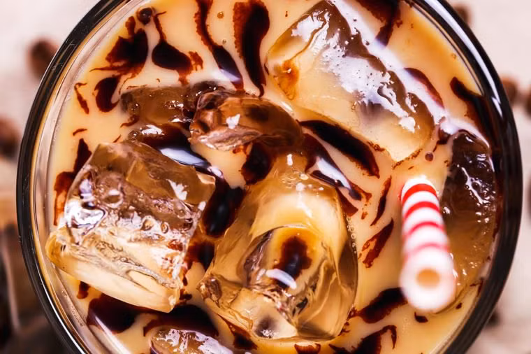 Uống các loại nước ngọt và soda chứa hàm lượng a-xít citric có khả năng hủy hoại men răng. Một khi men răng của bạn mất đi, răng sẽ dễ bị sâu, sứt mẻ hoặc nhạy cảm với nhiều thực phẩm và đồ uống khác.