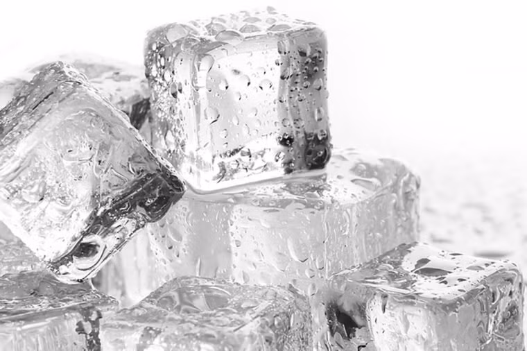 Nước đá không tốt cho men răng và có thể làm vỡ mảnh răng của bạn.