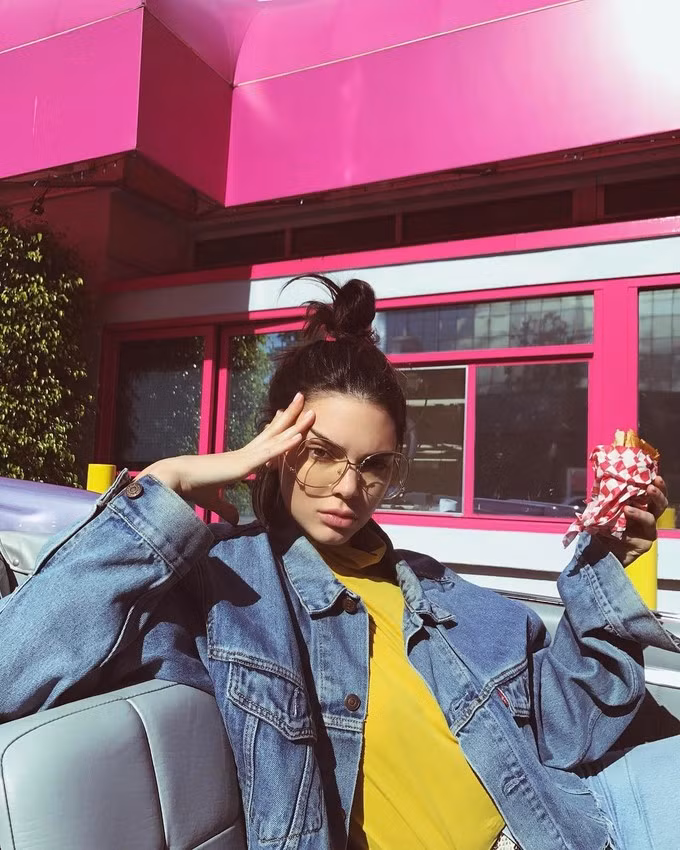 Tư thế giả vờ nhức đầu được rất nhiều quý cô hưởng ứng.