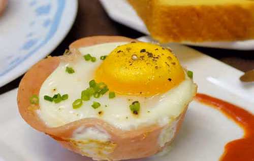 Trứng: Giàu protein, vitamin và khoáng chất quan trọng, trứng là thực phẩm ăn sáng lành mạnh giúp bạn no lâu và giảm thèm ăn. Nhờ đó, ăn trứng buổi sáng sẽ giúp bạn tăng năng lượng và giảm cân hiệu quả.