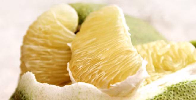 Bưởi là một thành phần phổ biến của nhiều chế độ ăn kiêng và giảm cân. Bưởi có hàm lượng calo thấp, giàu nước và giàu chất xơ. Các nghiên cứu cho thấy rằng chúng có thể làm tăng giảm cân, giảm lượng calo và lượng mỡ trong cơ thể.