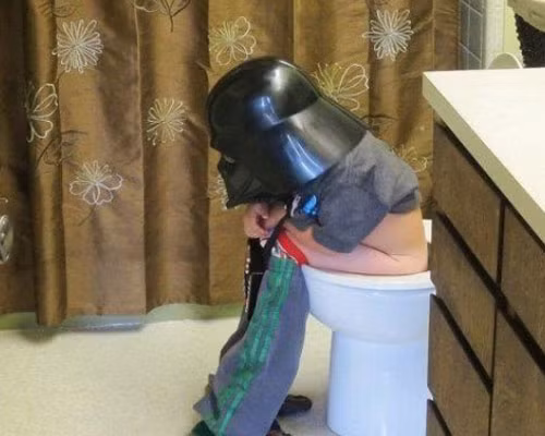 Đi vệ sinh cũng cần phải cải trang.