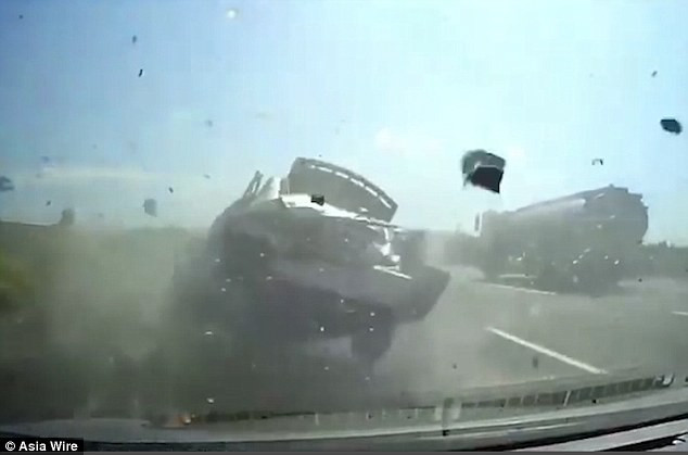 Thot tim be trai bi hat vang ra khoi o to roi lom com bo day-Hinh-2