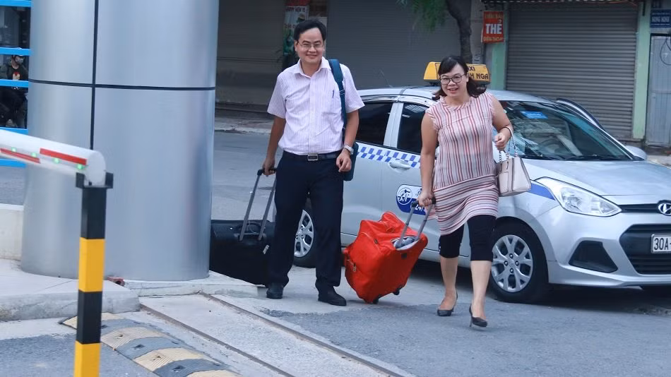 Để đảm bảo đúng giờ chuyến xuất quân coi thi THPT quốc gia năm 2018, các cán bộ giảng viên đã có mặt từ sáng sớm. Thậm chí nhiều người mang theo cả đồ ăn sáng đến trường, với cùng suy nghĩ sẵn sàng nhất cho chuyến đi khởi đầu thuận lợi.