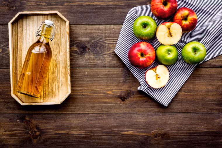 Không nên uống giấm táo ngay trước giờ ngủ: Ngay cả khi giấm táo được pha loãng, nó vẫn có thể gây hại cho thực quản khi nằm ngủ. Bất kể thời gian trong ngày, chúng ta nên đứng thẳng trong 30 phút sau khi uống giấm táo để đảm bảo không bị trào ngược và kích thích thực quản.