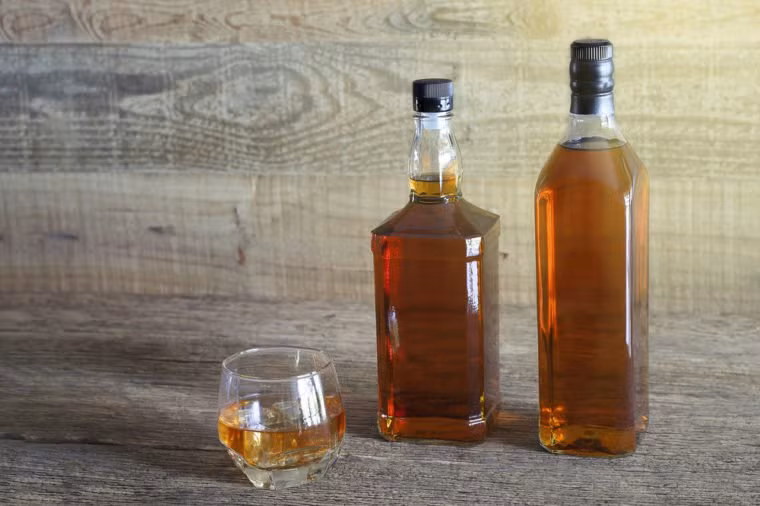 Bắt đầu với số lượng nhỏ: Nếu mới bắt đầu dùng giấm táo, tốt nhất bạn nên sử dụng với một lượng nhỏ (2 - 3 muỗng cà phê giấm pha với 150ml nước) trong khoảng 3 lần đầu, nếu không có phản ứng bất thường mới tăng dần số lượng.