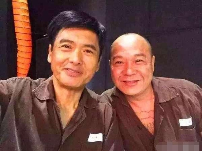 Coi Cổ Thiên Lạc như ân nhân và một người anh em tốt, Ngô Chí Hùng còn có mối quan hệ thân thiết với Châu Nhuận Phát. Cả hai từng đóng phim chung năm 1987.