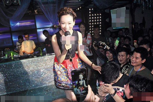 Cô chấp nhận mọi công việc, thậm chí tiếp thị rượu trong quán bar để kiếm sống.