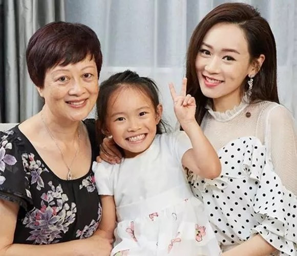 Dương Tư Kỳ thường xuyên đi làm vắng nhà. Bé Trác Dĩnh được bà ngoại chăm sóc. Dù rất nhớ con nhưng Hoa hậu Hong Kong tự dặn lòng phải cố gắng để lo cho con cuộc sống sung túc.