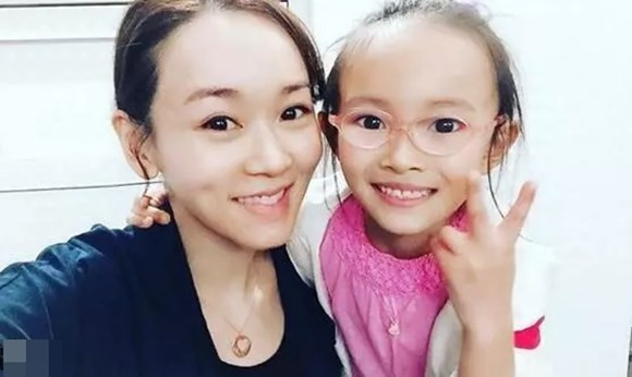 Hiện giờ, cuộc sống của Dương Tư Kỳ đã thoải mái hơn. Cô cũng giảm bớt công việc để bên con gái.