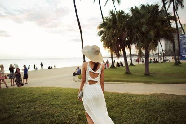 Chiếc mũ rộng vành mềm mại tạo nên nét đẹp nữ tính cho các cô gái.