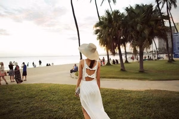 Chiếc mũ rộng vành mềm mại tạo nên nét đẹp nữ tính cho các cô gái.