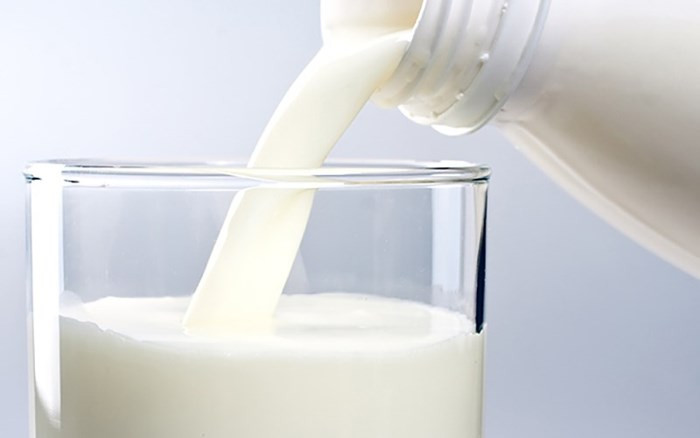 Sữa ít béo: Một nghiên cứu đăng trên Tạp chí Y khoa New England cho thấy những người uống sữa ít chất béo hoặc sữa chua không đường ít nhất hai lần một tuần đã giảm 48% lượng acid uric trong máu so với những người không uống sữa.