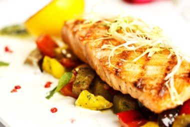 Trẻ con ở Nhật được bố mẹ cho ăn nhiều thực phẩm có nguồn gốc thực vật như trái cây, rau củ, đậu, ngũ cốc nguyên hạt và cá giàu omega 3. Đồng thời, chúng ít tiêu thụ thực phẩm chế biến chứa nhiều đường và muối.