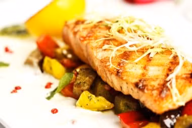 Trẻ con ở Nhật được bố mẹ cho ăn nhiều thực phẩm có nguồn gốc thực vật như trái cây, rau củ, đậu, ngũ cốc nguyên hạt và cá giàu omega 3. Đồng thời, chúng ít tiêu thụ thực phẩm chế biến chứa nhiều đường và muối.