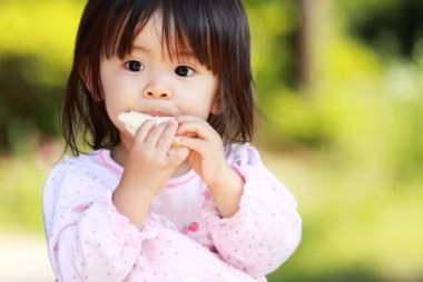 Việc cho trẻ con thử các loại thực phẩm mới giúp bé ăn được nhiều và có niềm vui thích với đồ ăn hơn. Bố mẹ đừng nản lòng hay cảm thấy áp lực khi mời bé lần đầu mà bé không thích, dù con chỉ nếm một chút thôi cũng rất tốt rồi.