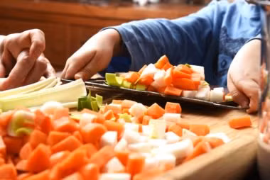 Người Nhật duy trì lối sống gia đình lành mạnh bằng cách khuyến khích cả nhà thường xuyên dùng bữa cùng với nhau. Thực phẩm lành mạnh, cảm giác ngon miệng và sự vui vẻ rất tốt cho sự phát triển của trẻ nhỏ.